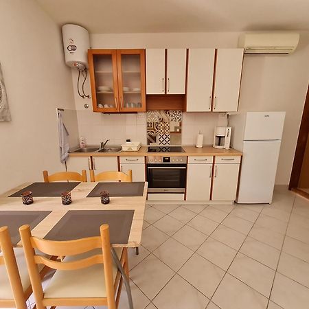 Vila Maslina Apartments Mit Pool Und Garten Nahe Am Strand Tučepi Oda fotoğraf
