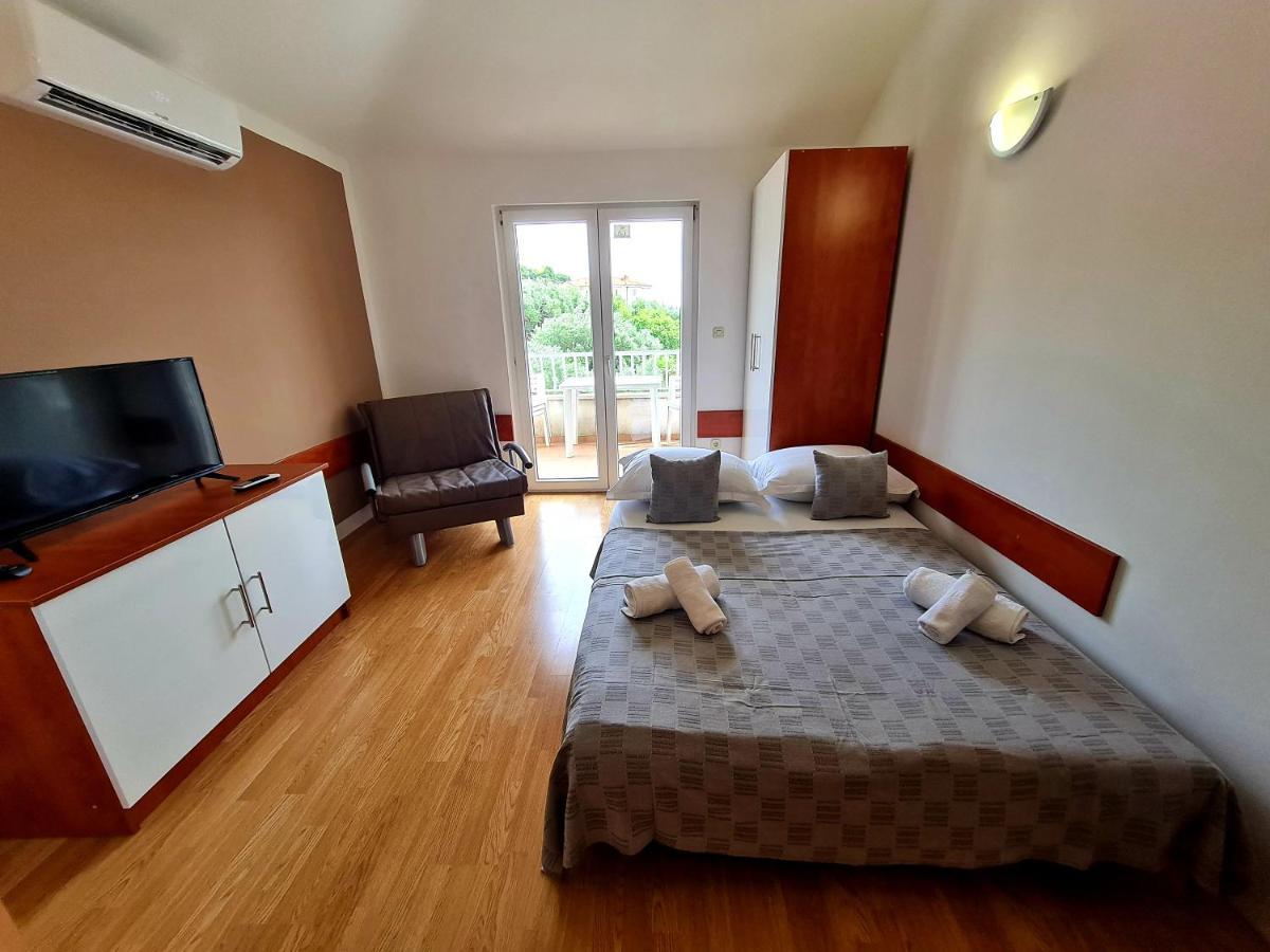 Vila Maslina Apartments Mit Pool Und Garten Nahe Am Strand Tučepi Dış mekan fotoğraf