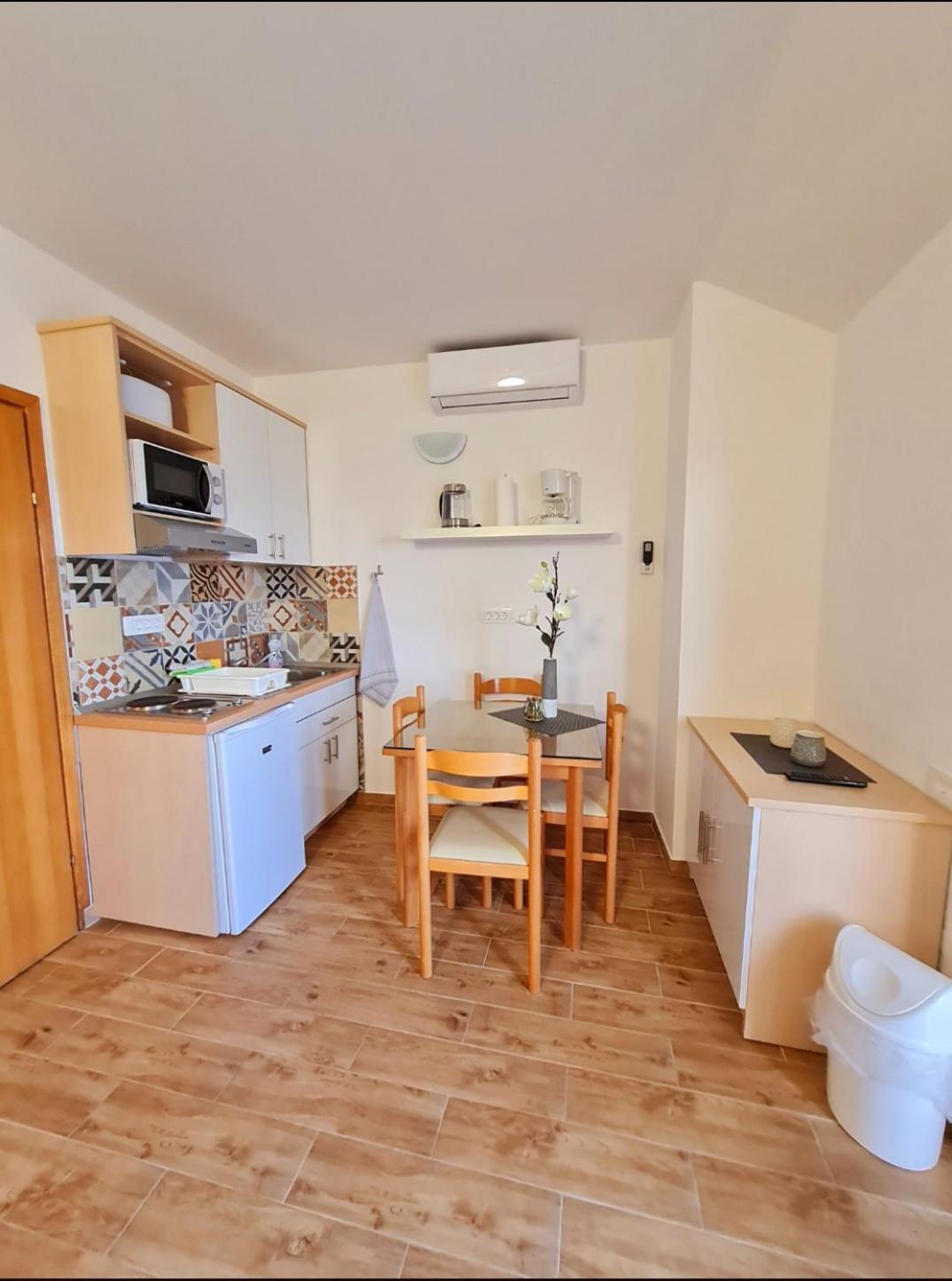 Vila Maslina Apartments Mit Pool Und Garten Nahe Am Strand Tučepi Oda fotoğraf