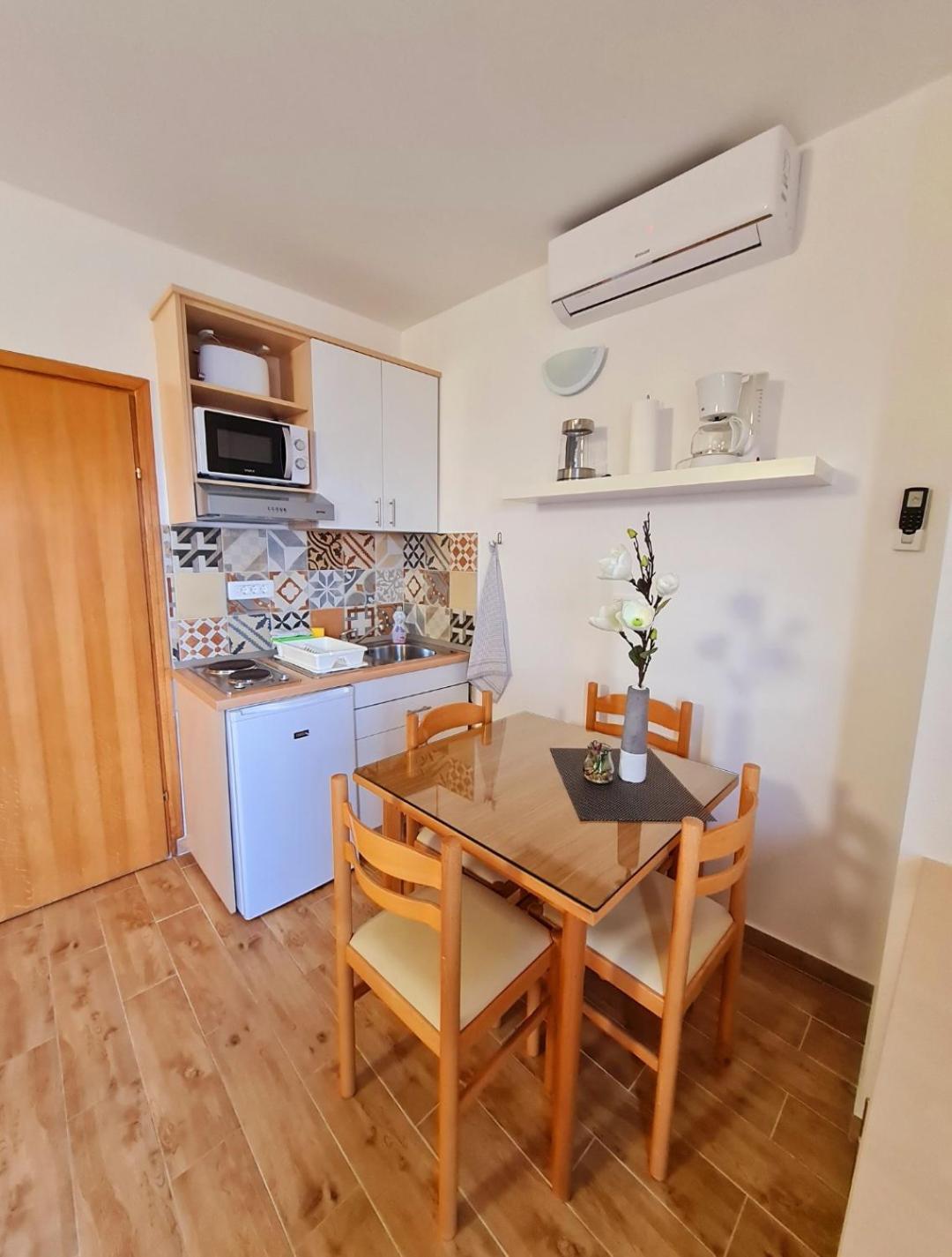 Vila Maslina Apartments Mit Pool Und Garten Nahe Am Strand Tučepi Oda fotoğraf