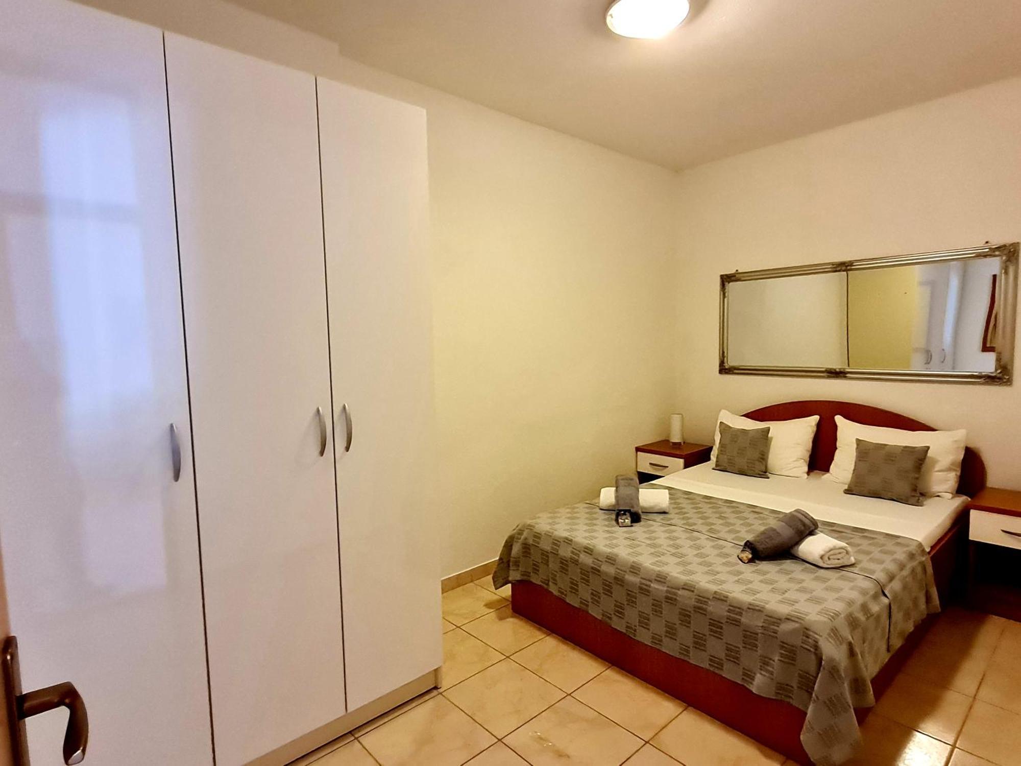 Vila Maslina Apartments Mit Pool Und Garten Nahe Am Strand Tučepi Oda fotoğraf