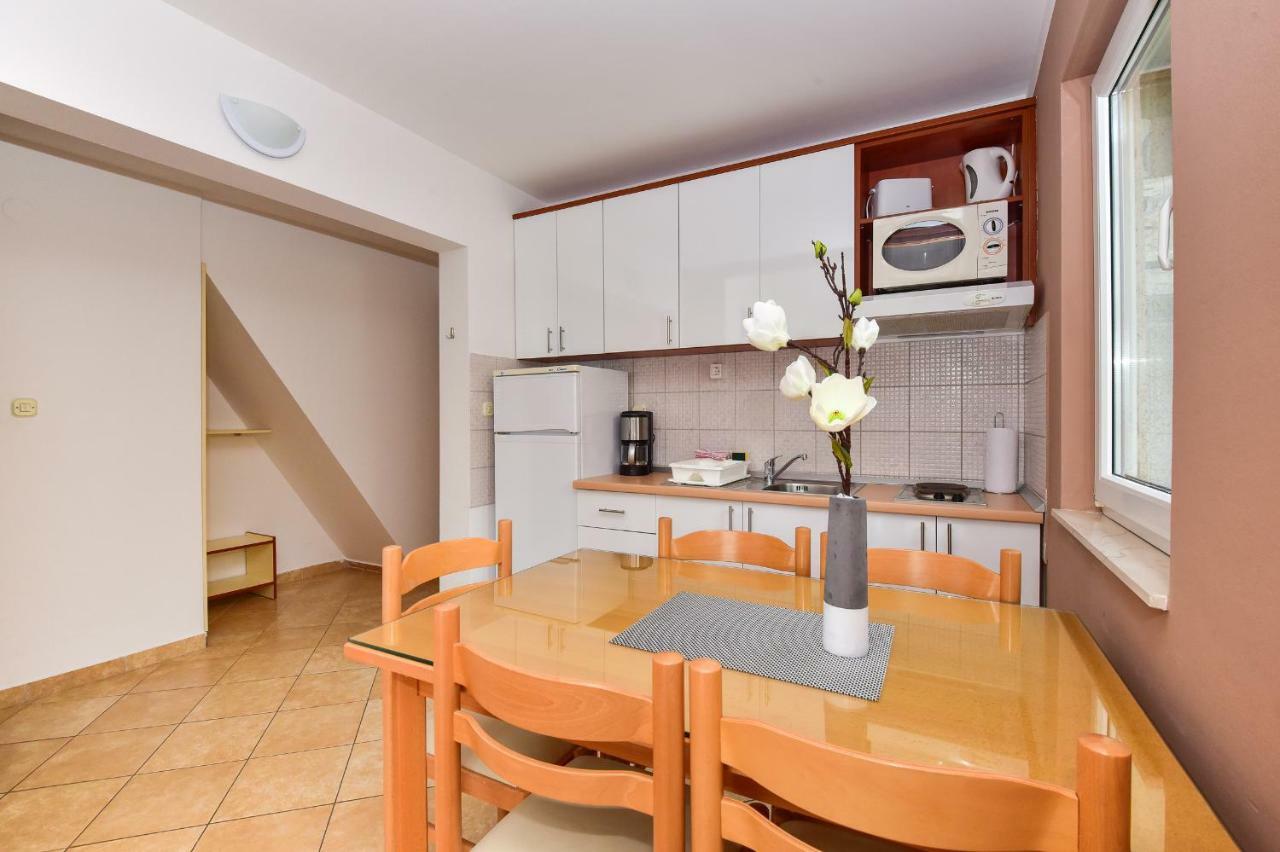 Vila Maslina Apartments Mit Pool Und Garten Nahe Am Strand Tučepi Dış mekan fotoğraf