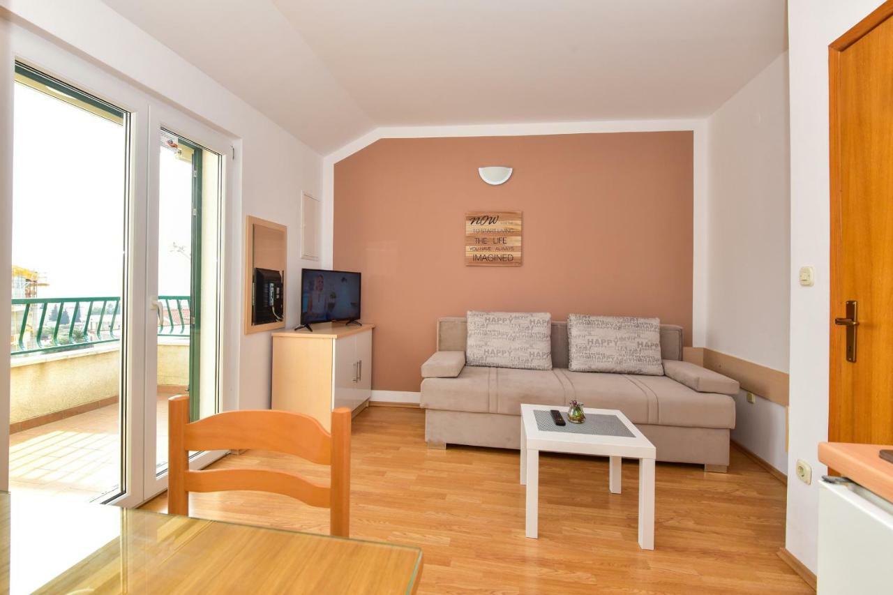 Vila Maslina Apartments Mit Pool Und Garten Nahe Am Strand Tučepi Dış mekan fotoğraf